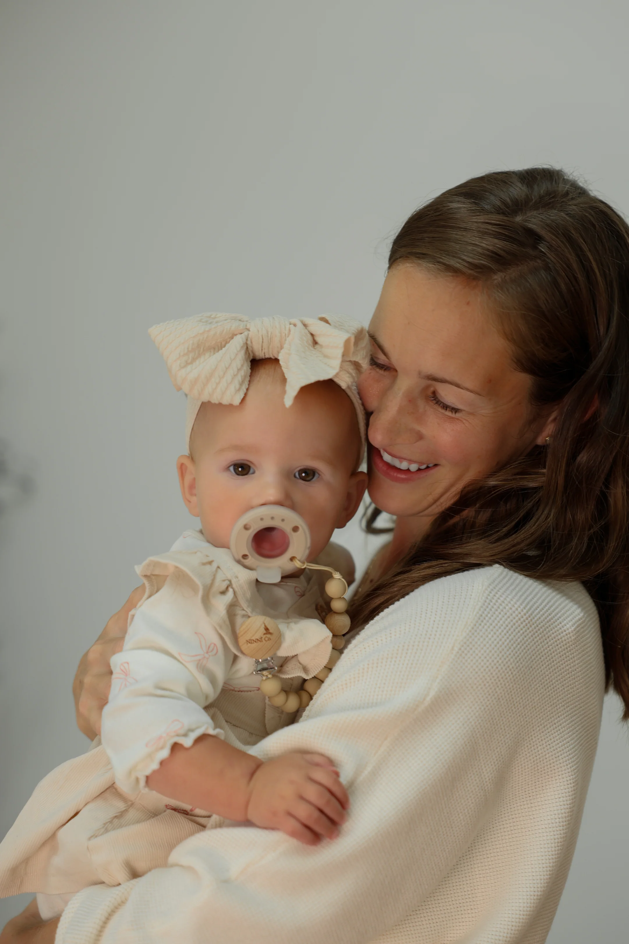 Ninni Co. Toffee Brown Pacifier Clip - Image 4